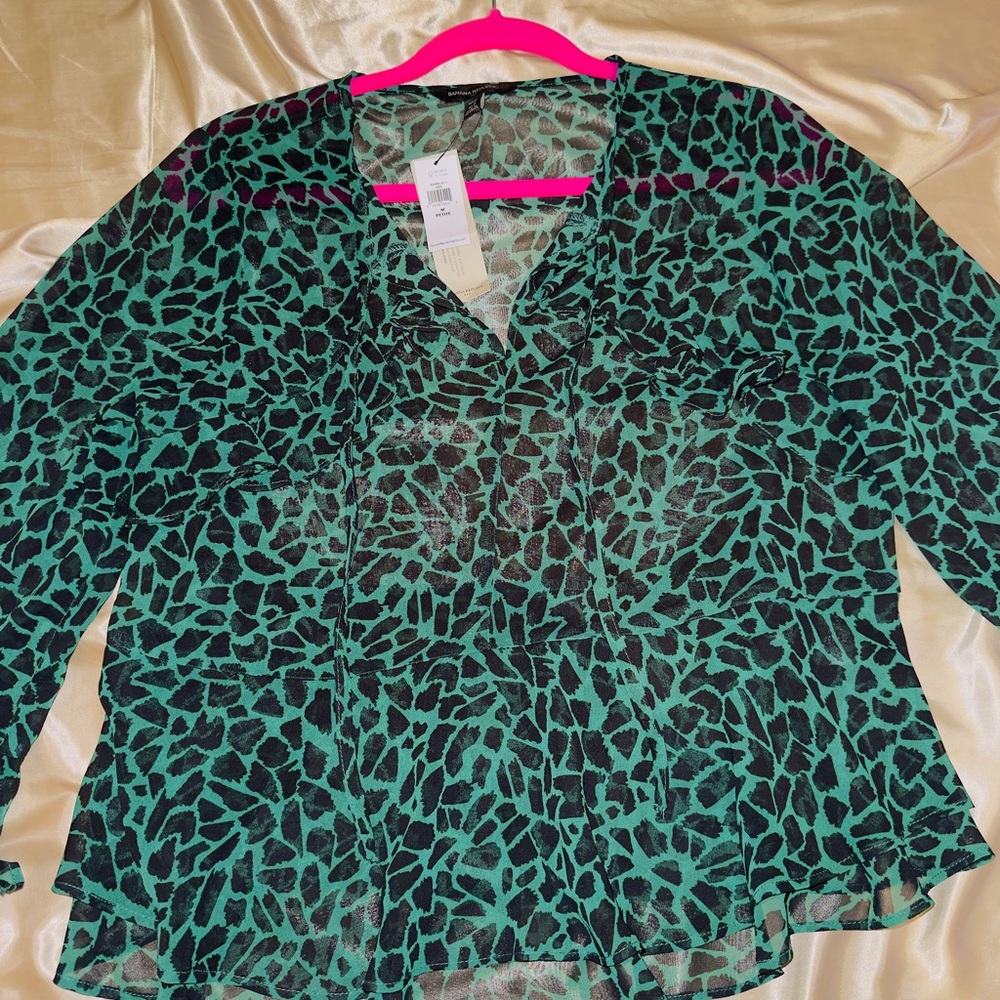 Green animal print blouse. - Picture 1 of 4